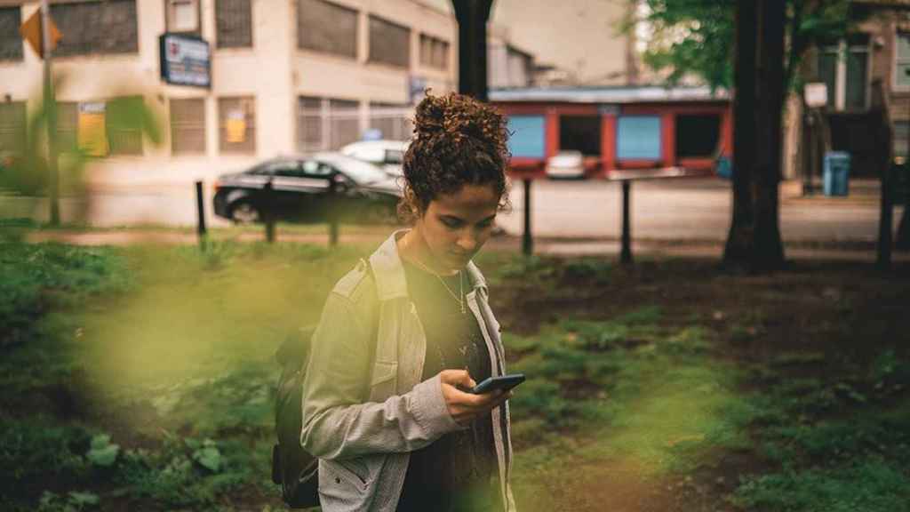 Una joven mirando su móvil / UNSPLASH