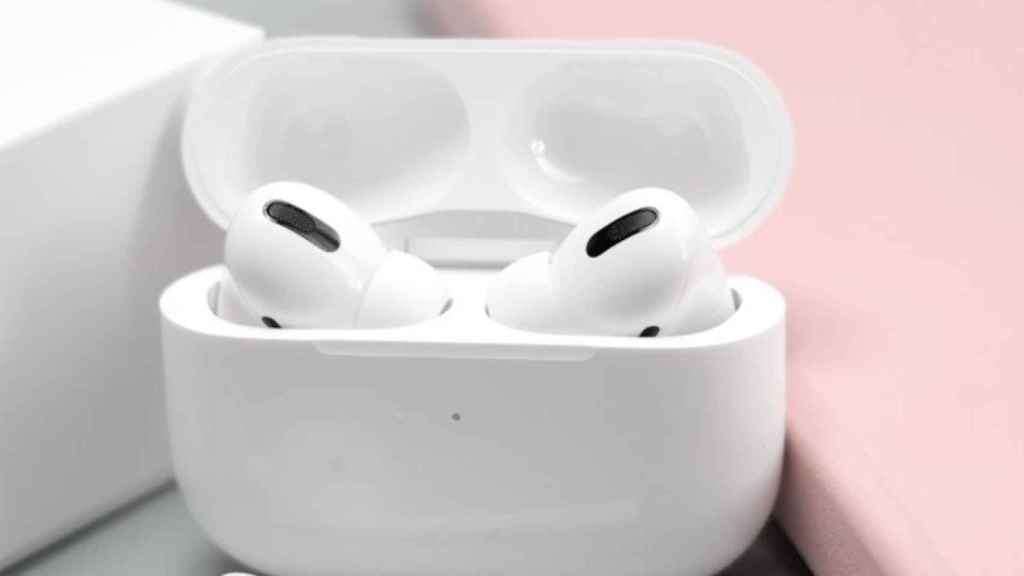 Imagen de unos AirPods en su estuche / Daniel Romero en UNSPLASH