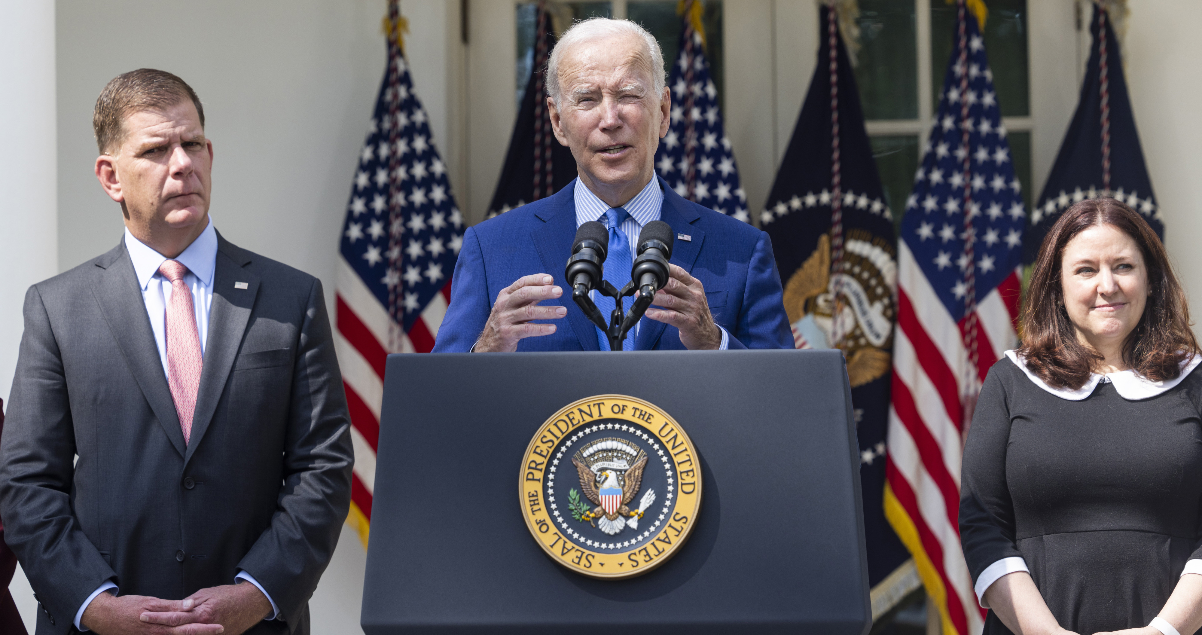 El Presidente de los Estados Unidos, Joe Biden (C), junto con el Secretario de Trabajo, Marty Walsh (izq), y la Directora de Made in America de la Oficina de Gestión y Presupuesto, Celeste Drake (der) / EFE