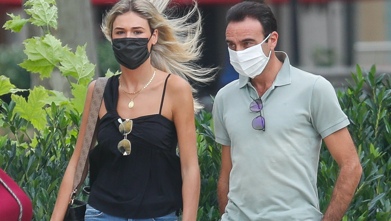 Enrique Ponce y Ana Soria pasean su amor por las calles de Nimes, en Francia / AGENCIAS