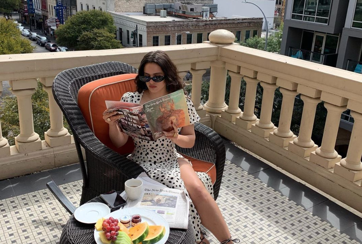 Rosalía en una terraza al aire libre como la que podría tener su nueva casa / INSTAGRAM