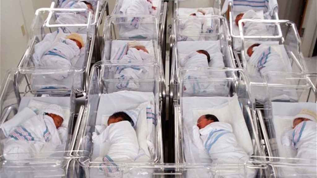 Foto de archivo de bebés en un hospital