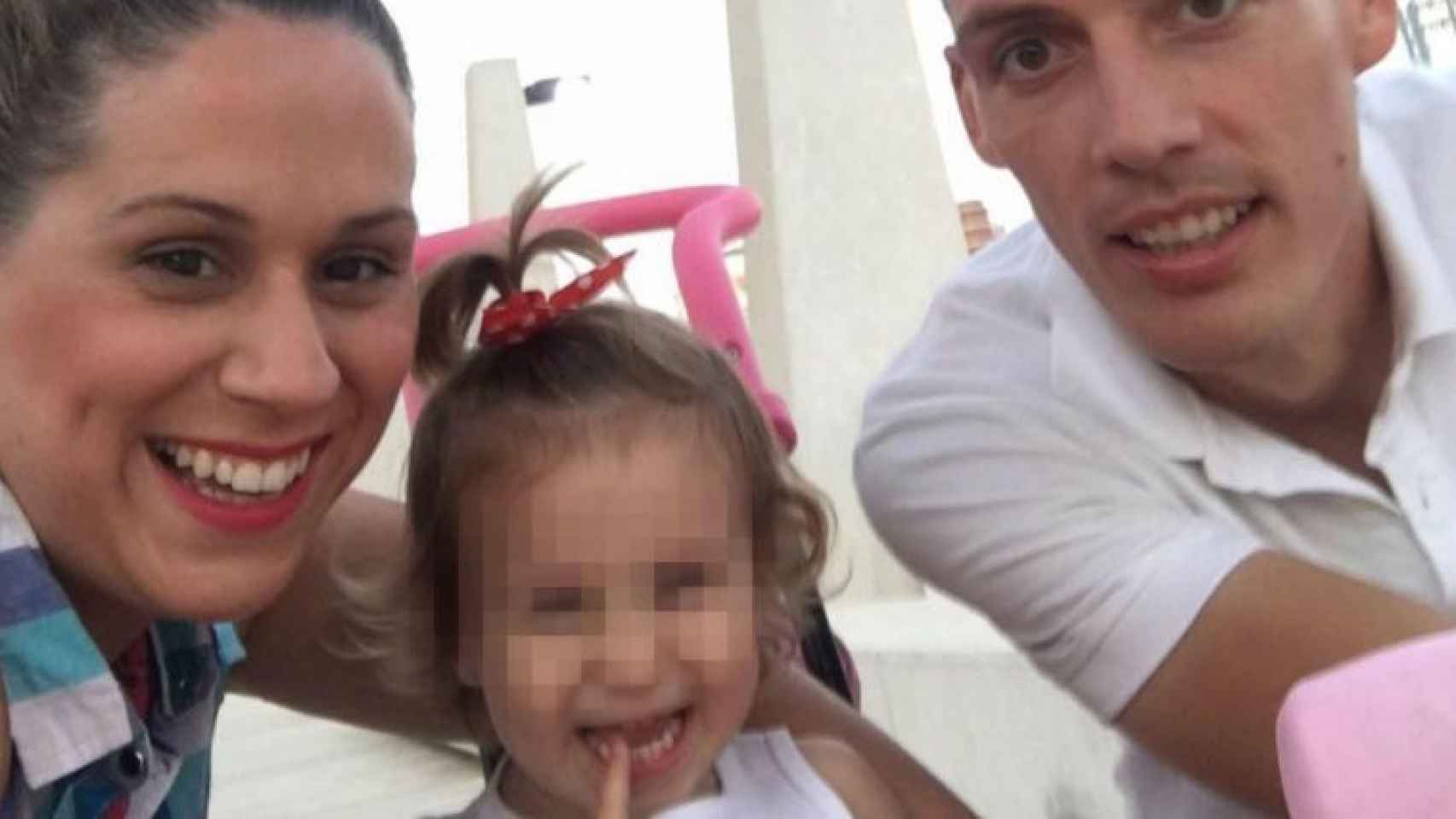 La pequeña desaparecida junto a su madre y su padre