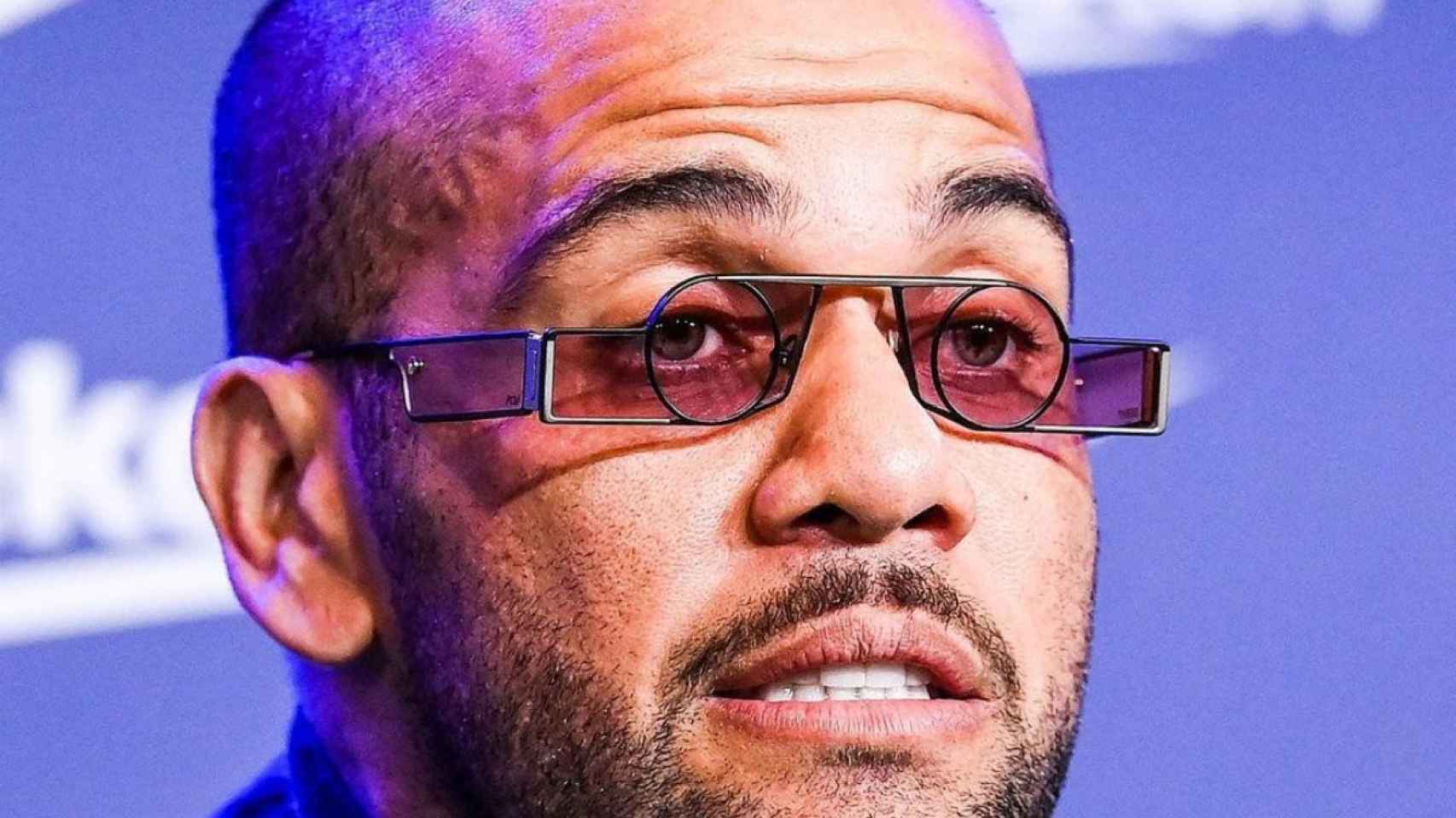 Dani Alves posa con sus gafas / REDES