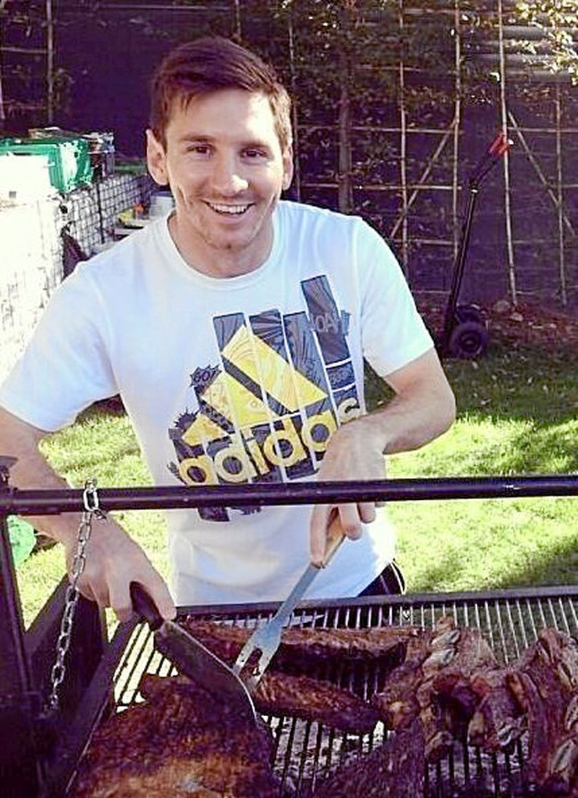 leo messi prepara un asado