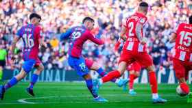 Ferrán Torres dispara a portería en un Atlético-Barça / FCB