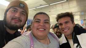 Riqui Puig, junto a dos aficionados de Los Angeles Galaxy / REDES