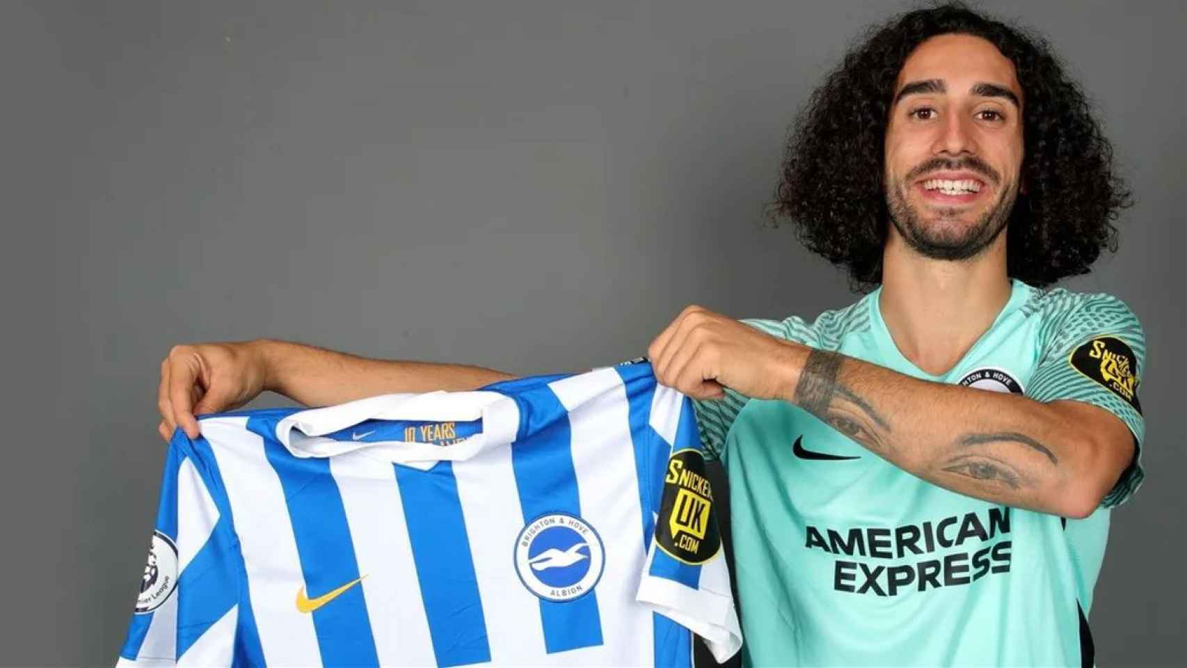 Marc Cucurella, posando la camiseta del Brighton / BRIGHTON