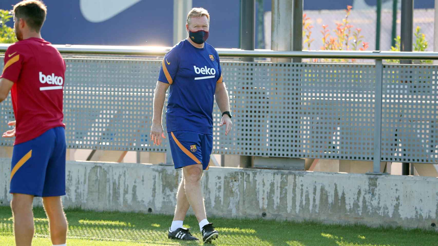 Ronald Koeman en un entrenamiento del Barça / FCB