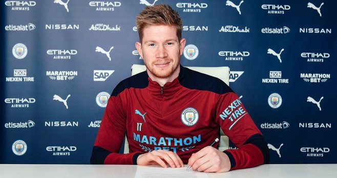 Kevin de Bruyne firmando su renovación con el Manchester City / MC