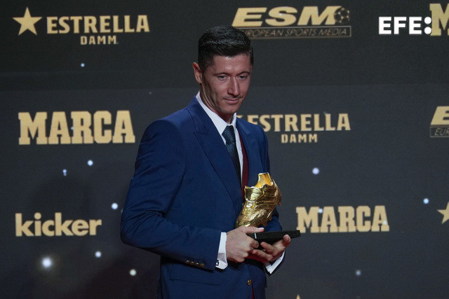 Robert Lewandowski recibe su segunda Bota de Oro / EFE