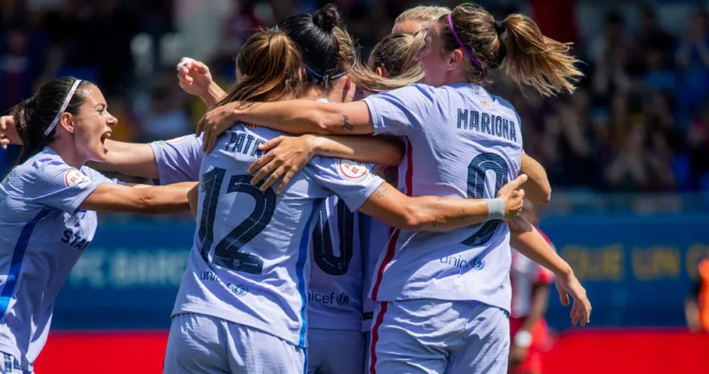 El abrazo de las jugadores del Barça Femenino, tras firmar una liga perfecta / FCB