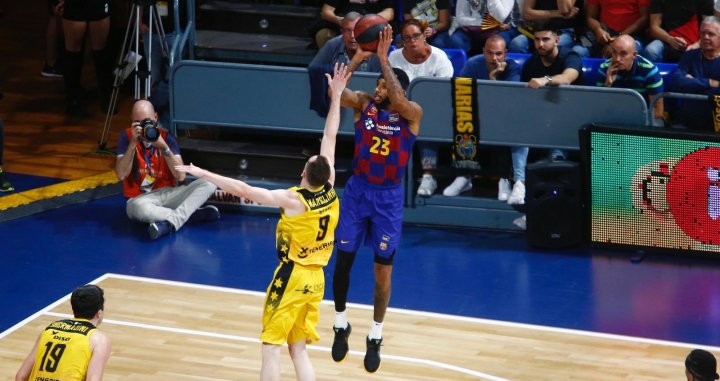 Malcolm Delaney en una acción de juego contra Iberostar Tenerife - FCB