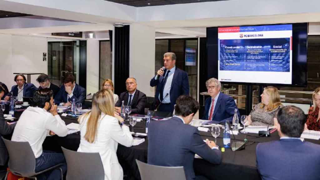 Joan Laporta, presidente del Barça, realizando una sesión informativa del Espai Barça / FCB