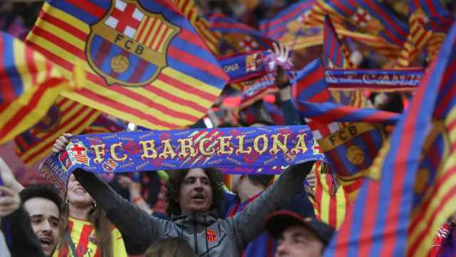 Aficionados del Barça en el Camp Nou, ante la polémica de las camisetas