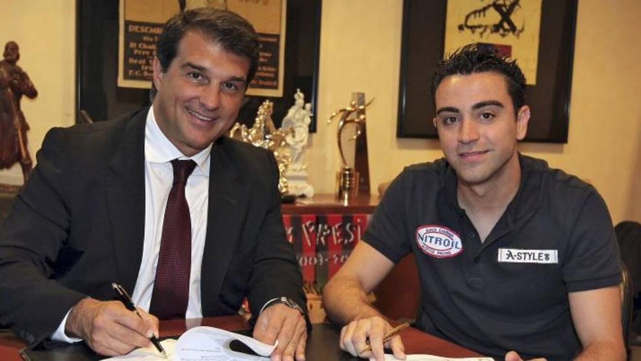 Xavi y Laporta, en una renovación del entonces futbolista del Barça | FCB