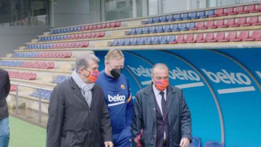 Ronald Koeman habló con Joan Laporta y Rafa Yuste en un entrenamiento / REDES