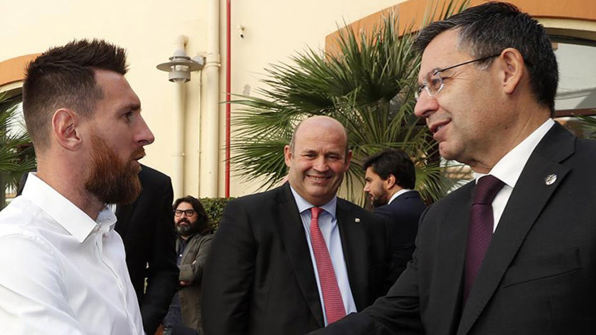 Bartomeu, en un acto junto a Leo Messi | EFE