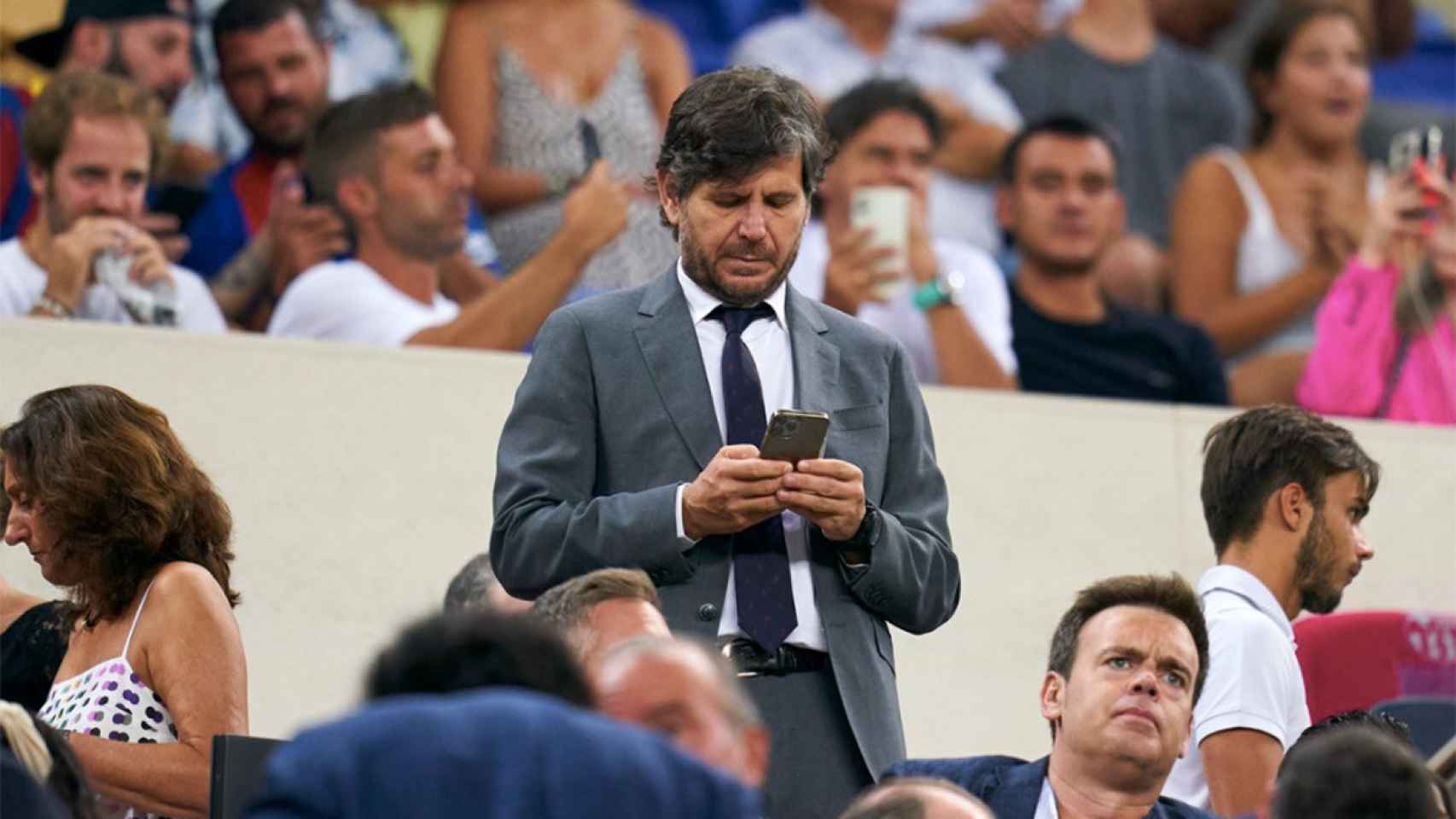 Mateu Alemany, en el Camp Nou antes de cerrar las futuras renovaciones del Barça / REDES