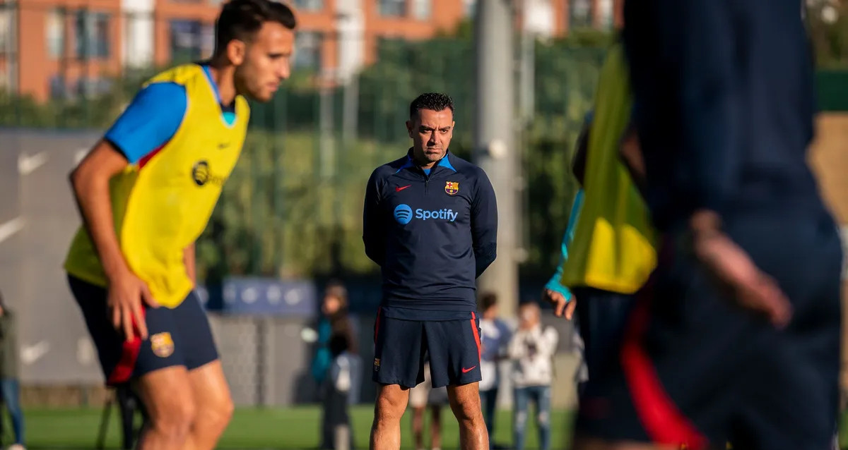 Xavi Hernández, muy atento, a un ejercicio del entrenamiento del Barça / FCB