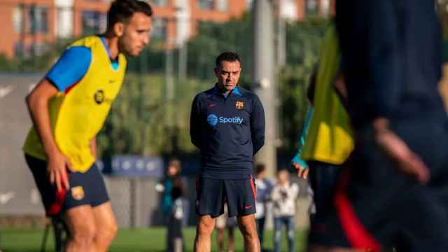 Xavi Hernández, muy atento, a un ejercicio del entrenamiento del Barça / FCB