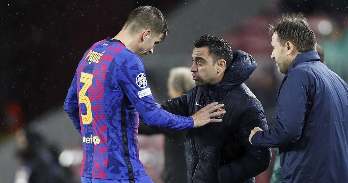 Xavi dando indicaciones a Gerard Piqué en el partido contra Benfica / EFE