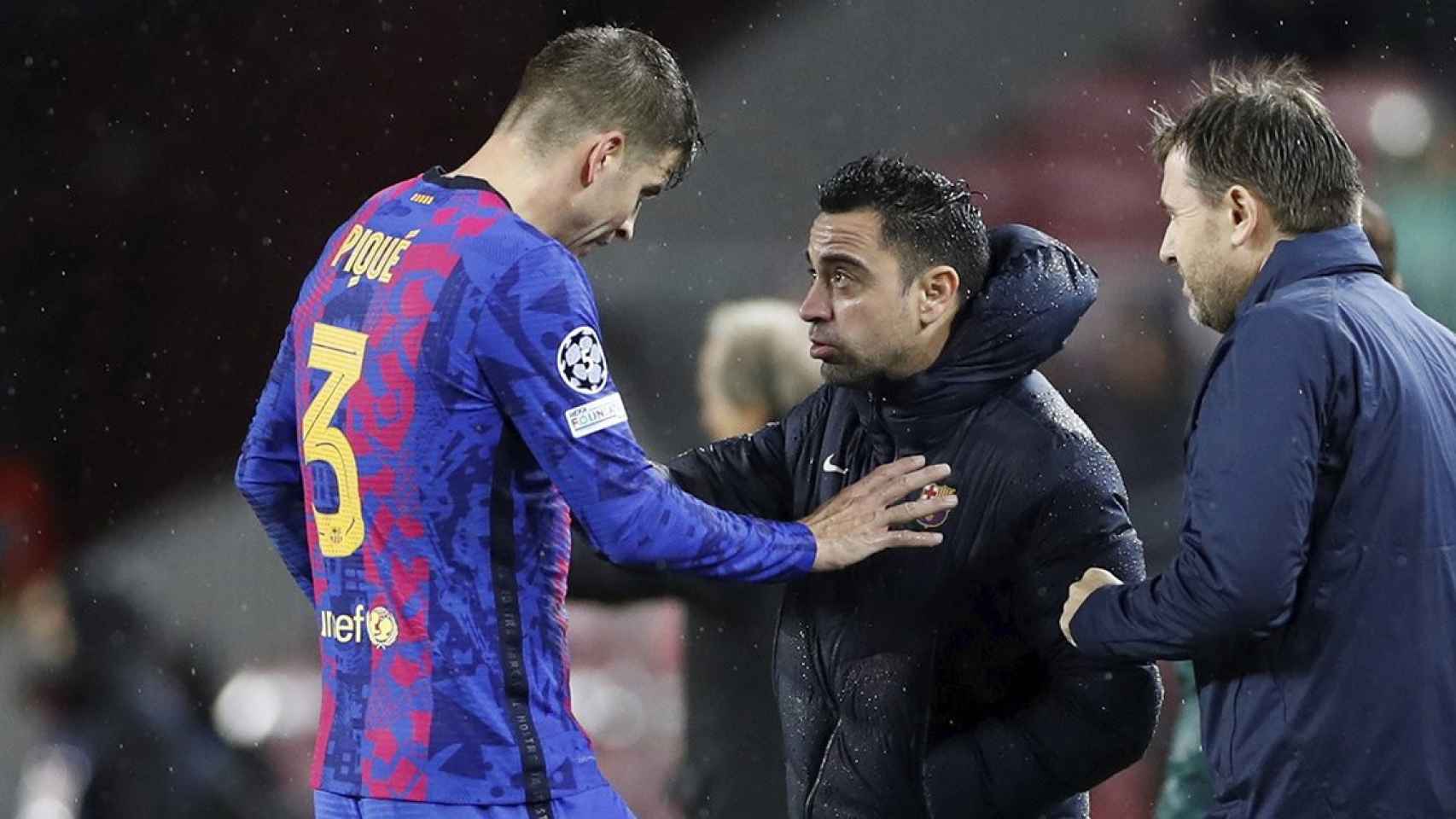 Xavi dando indicaciones a Gerard Piqué en el partido contra Benfica / EFE