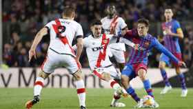 Gavi, rodeado de futbolistas del Rayo en el Camp Nou / EFE