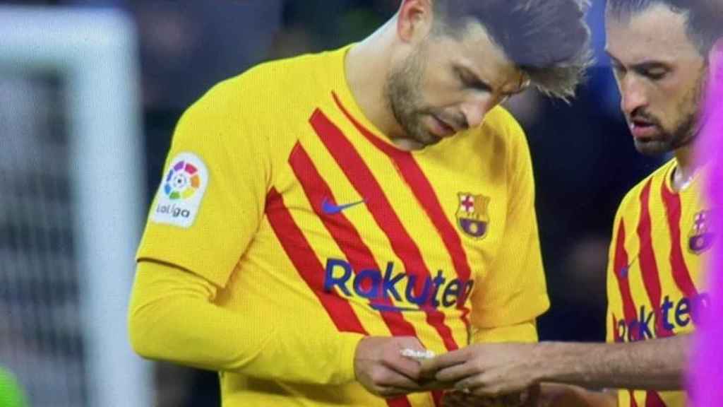 El momento en el que Piqué y Busquets leen un papel táctico de Xavi / Redes