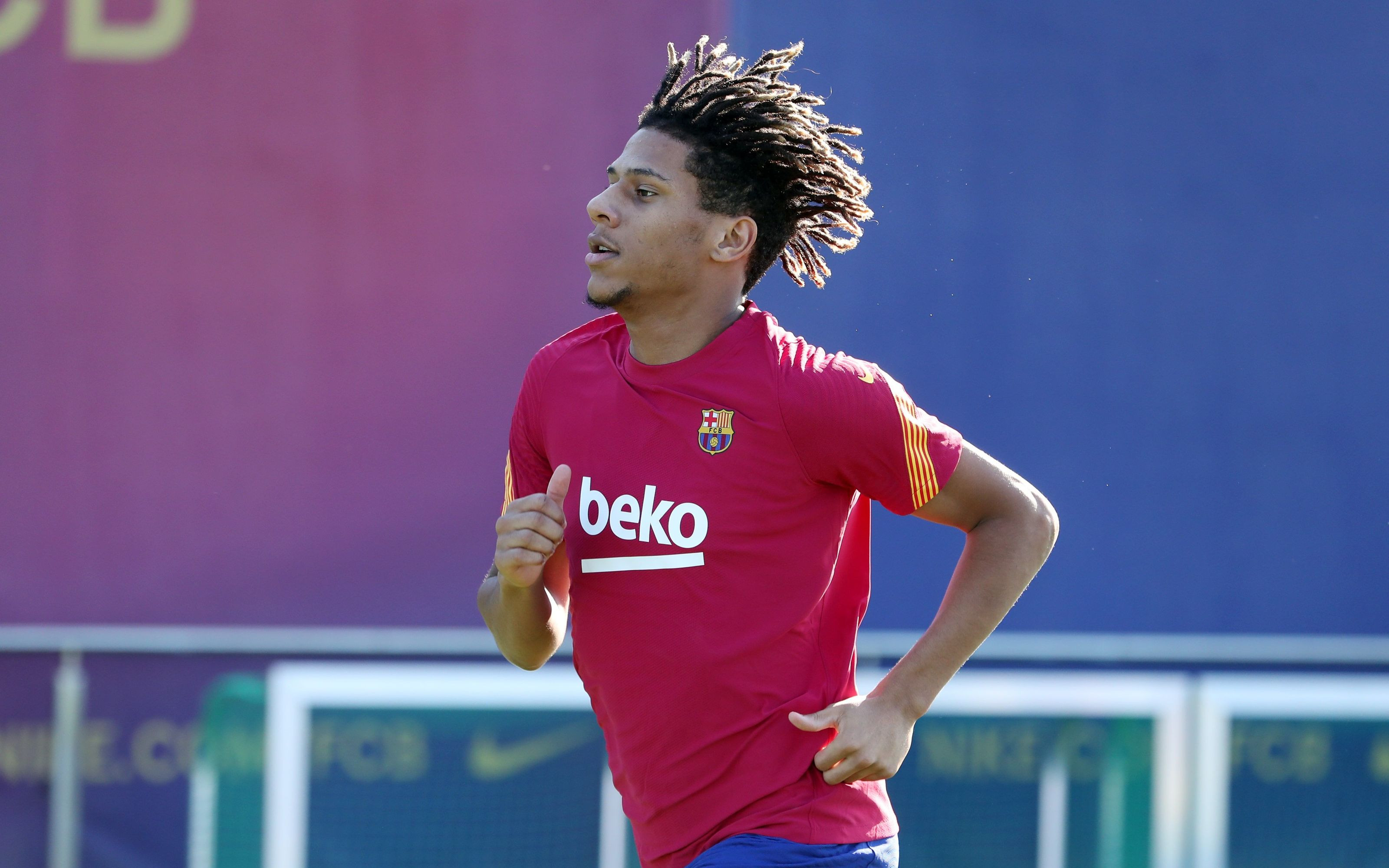 Jean Clair Todibo, nuevo jugador del Niza y primera venta de Laporta este verano, en un entrenamiento con el Barça / EFE