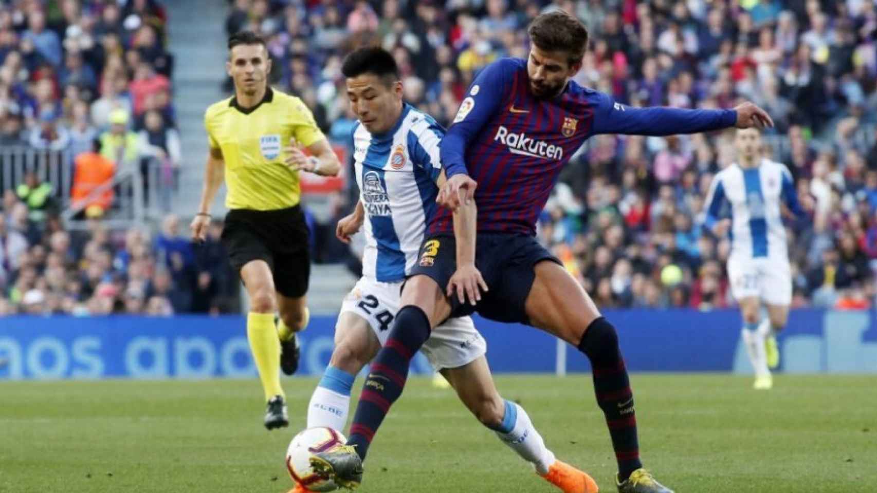 Wui Lei luchando un balón con Gerard Piqué en un derbi / Redes