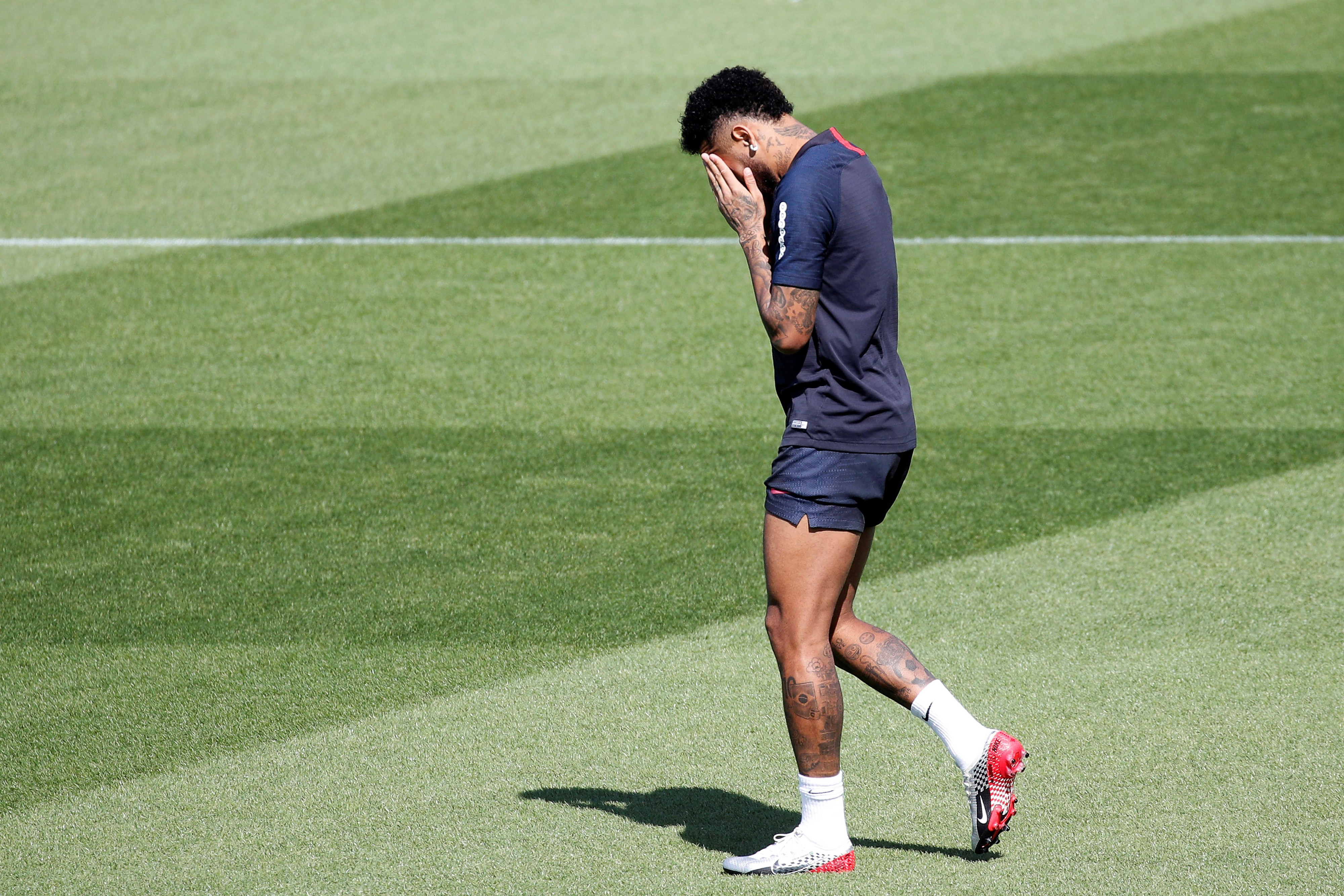 Neymar Junior, cabizbajo en un entrenamiento del PSG / EFE