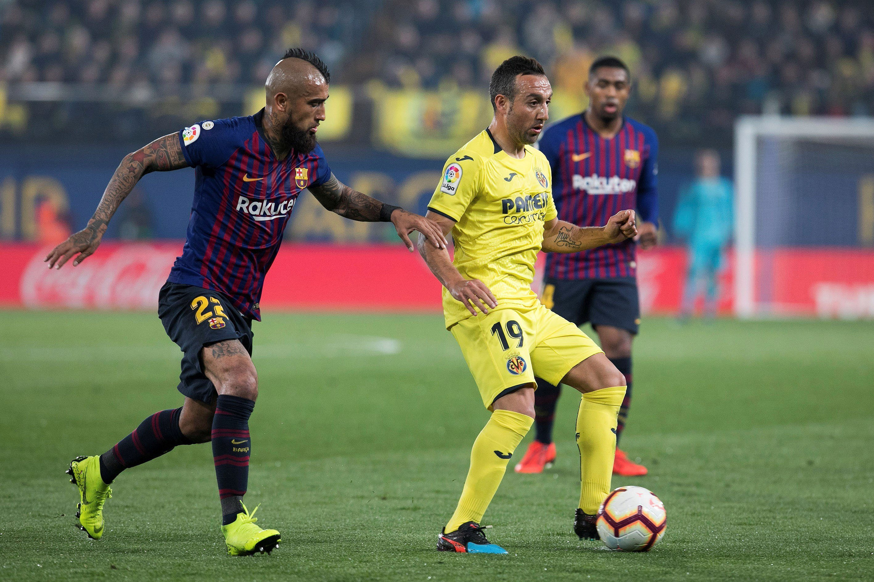 Arturo Vidal en una acción en el Villarreal-Barça / EFE