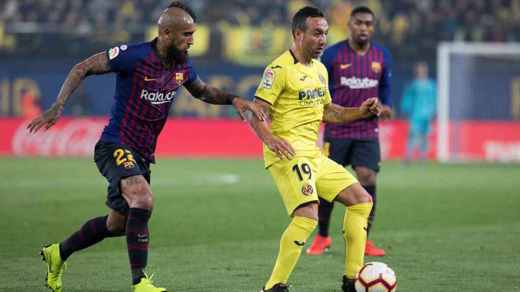 Arturo Vidal en una acción en el Villarreal-Barça / EFE