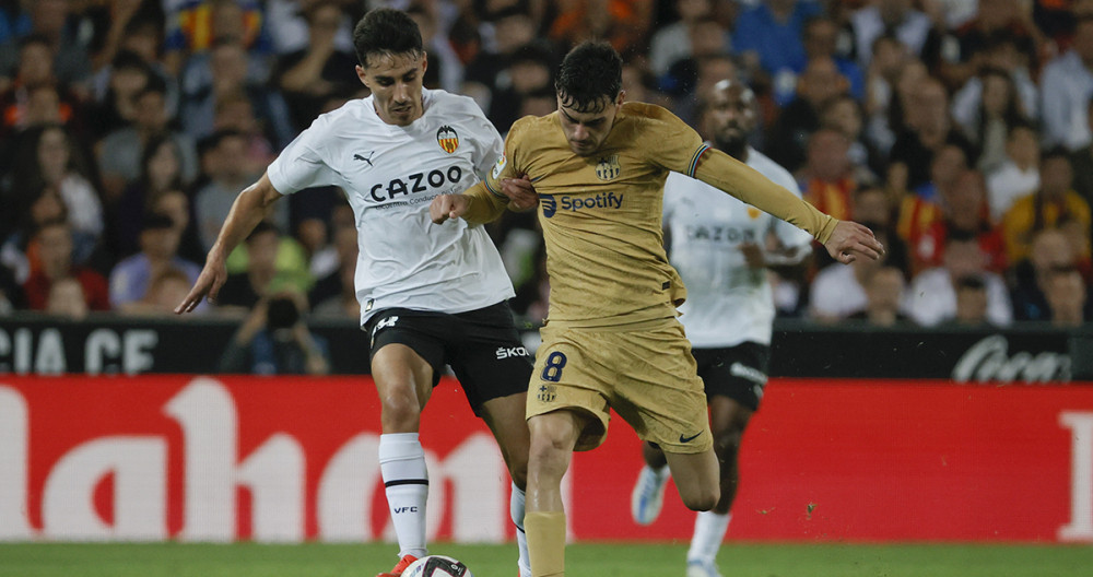 Pedri y Hugo Duro disputan el balón en el Estadio Mestalla / EFE