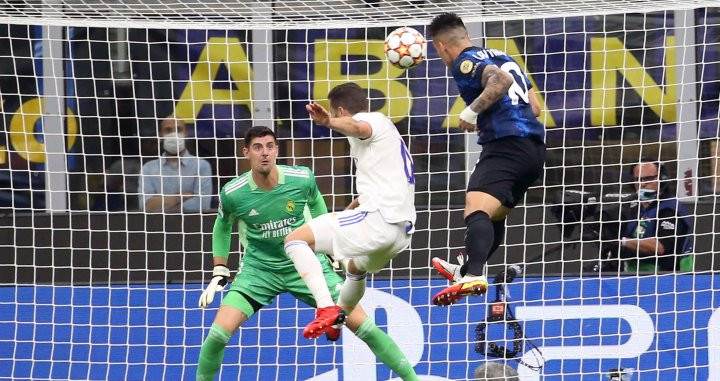 Lautaro poniendo a prueba a Courtois / EFE