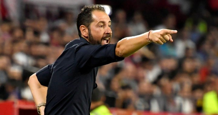 Pablo Machín da indicaciones al Sevilla / EFE