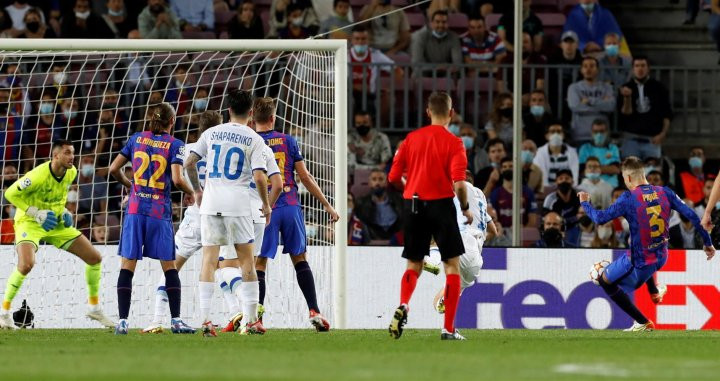 Gerard Piqué, en el momento de rematar a gol ante el Dinamo de Kiev / EFE