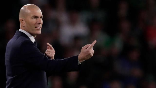 Zinedine Zidane se lleva un buen palo en un partido del Real Madrid /REDES
