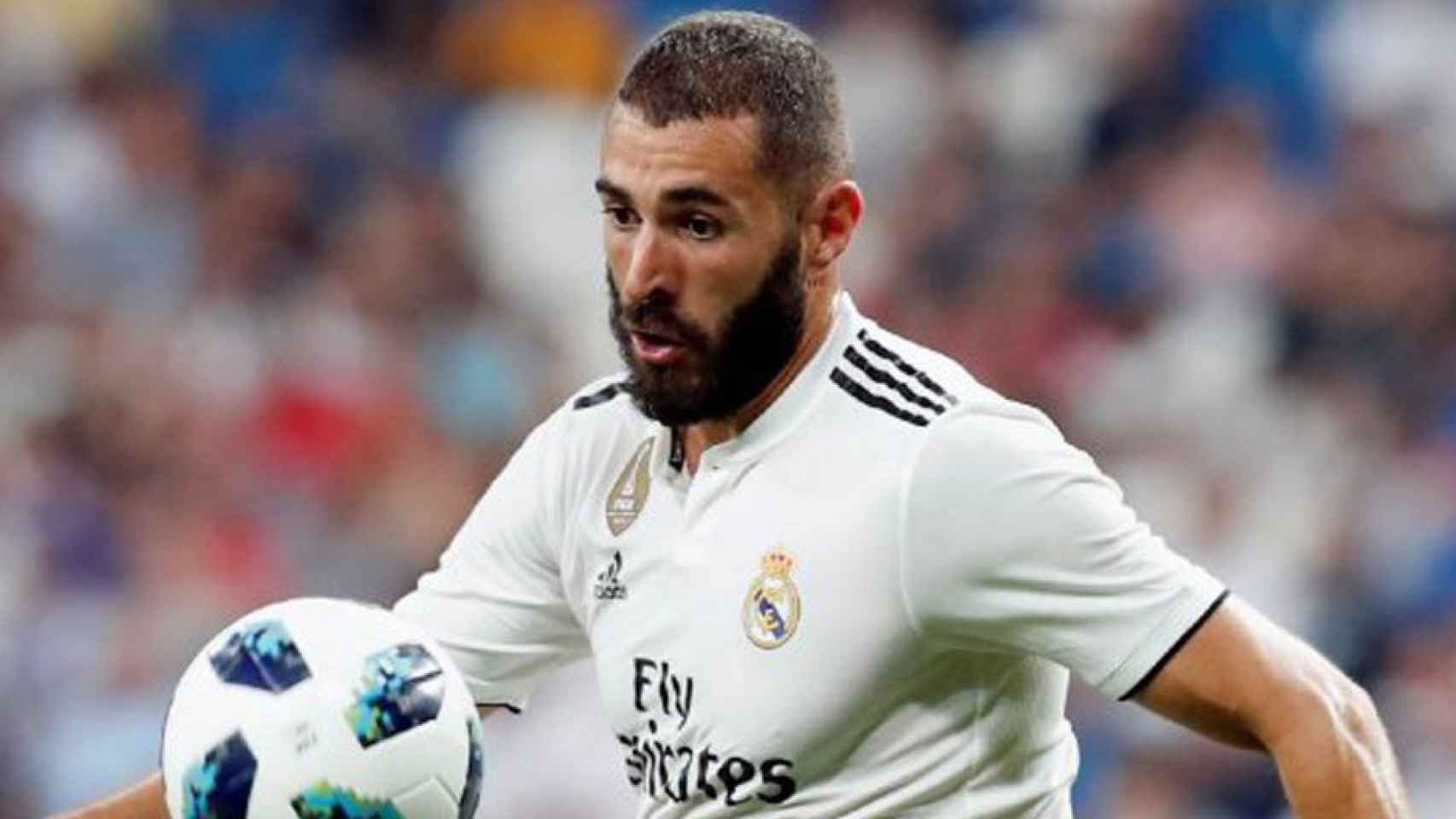 Karim Benzema durante la disputa de un partido con el Real Madrid / EFE