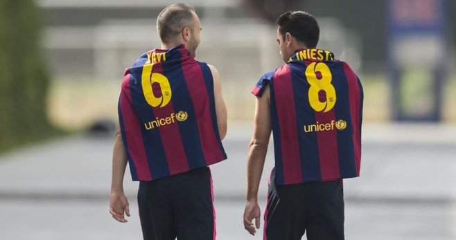 Andrés Iniesta y Xavi Hernández intercambian sus dorsales / ARCHIVO