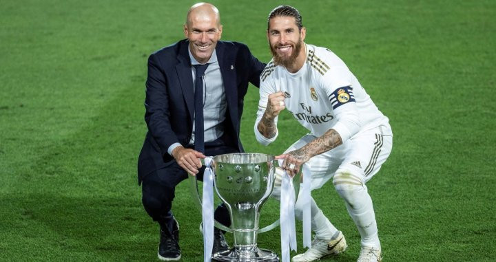 Zidane y Sergio Ramos con el título de Liga / EFE