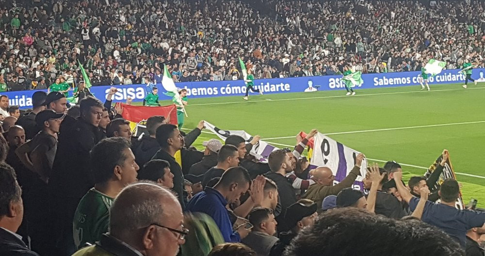 Los Ultra Sur en el Gol Norte del Benito Villamarín / Twitter