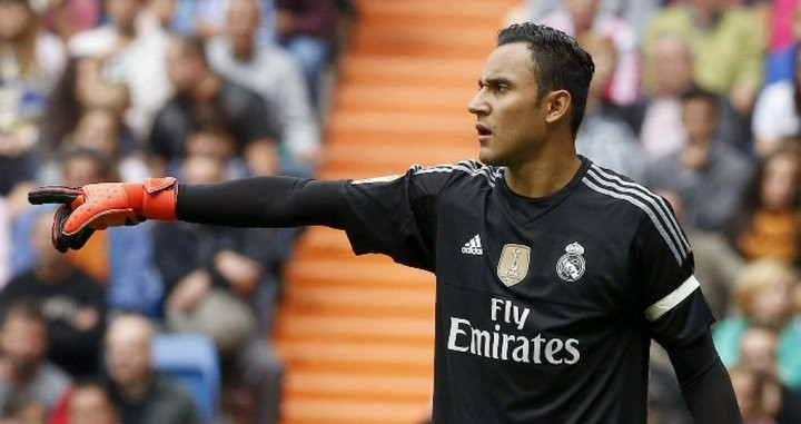 Keylor Navas dando indicaciones durante un partido del Real Madrid / EFE