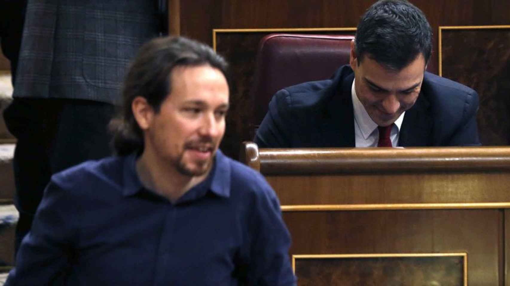 Pablo Iglesias (al frente) y Pedro Sánchez (al fondo) hablaron el domingo.