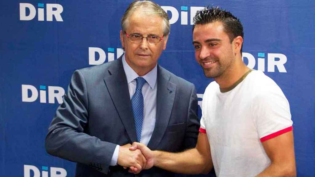 Ramon Canela (i), CEO y fundador de DIR, con Xavi Hernández, entrenador del FC Barcelona / Cedida