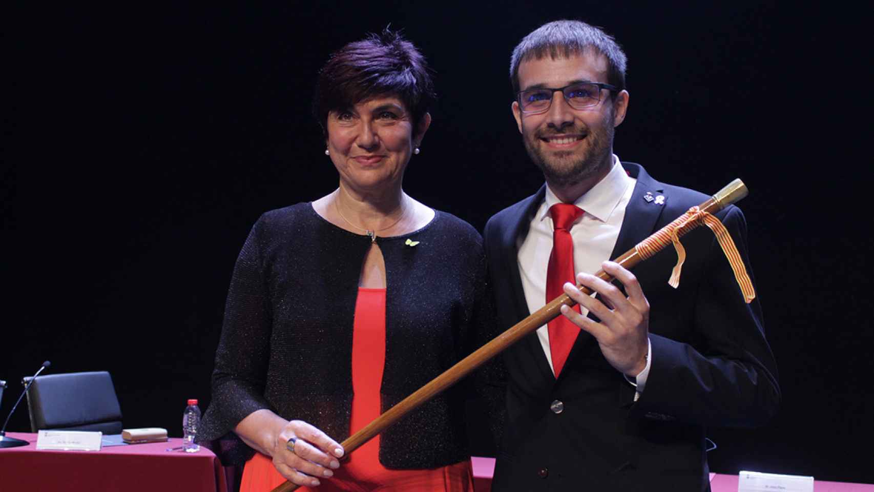 Montse Mindan (JxCat) da la batuta de mando de Roses a Joan Plana (ERC) como parte del pacto de gobierno / AJUNTAMENT DE ROSES