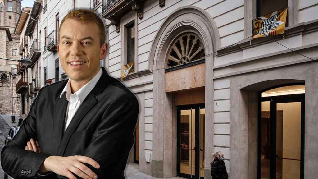 Àlex Garrido, alcalde de Manlleu, frente a la fachada del teatro municipal del mismo municipio / CG