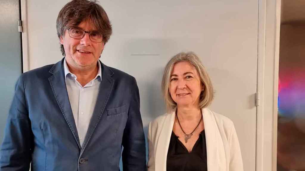 La presidenta de la ANC, Dolors Feliu, junto al expresidente de la Generalitat fugado Carles Puigdemont en el sur de Francia / TWITTER