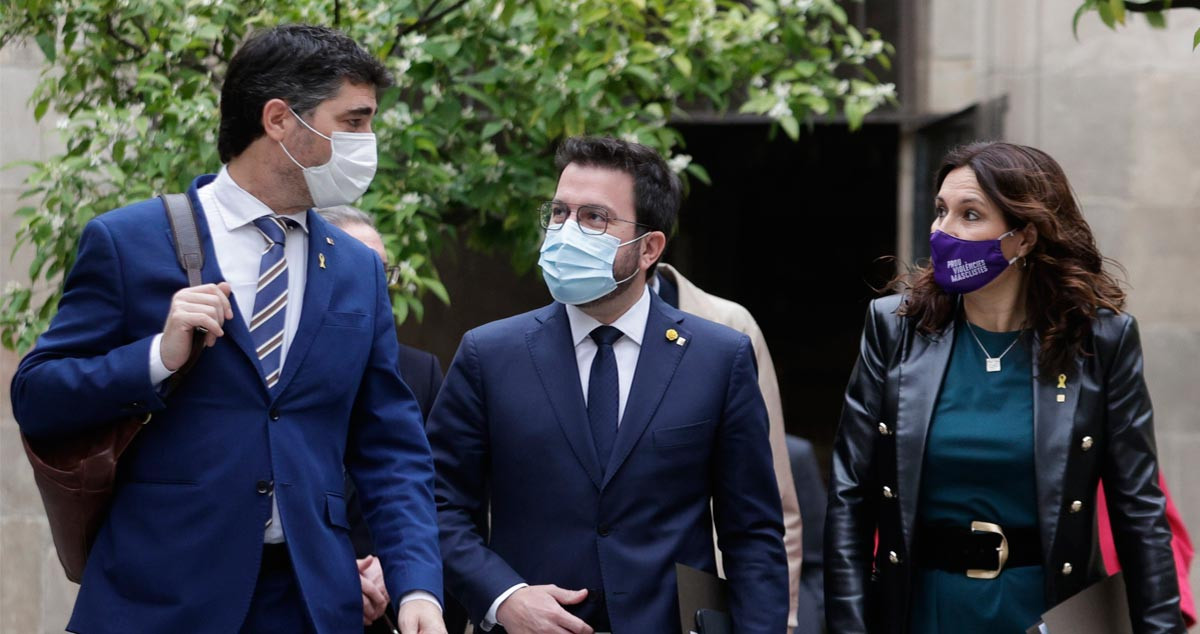 El presidente de la Generalitat, Pere Aragonés, acompañado del vicepresidente, Jordi Puigneró y la 'consellera' de Presidencia, Laura Vilagrà / QUIQUE GARCÍA - EFE